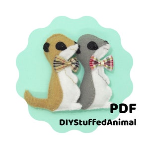 Könnte beinhalten: Zwei Stofftiere aus Filz, ein braunes und ein graues, mit Fliegen. Die Erdmännchen schauen sich an und haben schwarze Augen. Der Hintergrund ist hellblau. Der Text "DIYStuffedAnimal PDF" befindet sich am unteren Rand des Bildes.