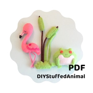 Puede incluir: Un patrón PDF para coser un flamenco rosa y una rana verde. El patrón es para un proyecto de animal de peluche DIY. La imagen incluye el texto "DIYStuffedAnimal" y "PDF".