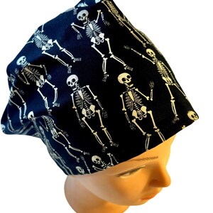 Halloween. Gorro quirúrgico con esqueletos bailarines: Opción con forro de satén. imagen 3