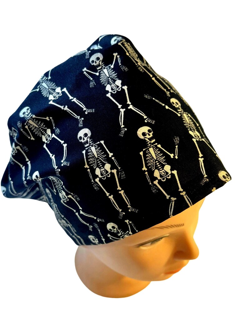 Halloween. Gorro quirúrgico con esqueletos bailarines: Opción con forro de satén. imagen 3