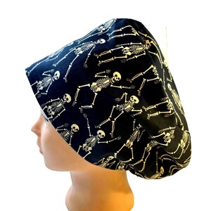 Halloween. Gorro quirúrgico con esqueletos bailarines: Opción con forro de satén. imagen 2
