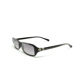 Könnte beinhalten: Schwarze rechteckige Sonnenbrille mit grauen Gläsern.