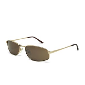 Puede incluir: Gafas de sol con una montura fina de metal en tono dorado y lentes ovaladas de color marrón. Las varillas son delgadas con puntas de color marrón oscuro, y el puente cuenta con almohadillas nasales ajustables para un ajuste seguro.
