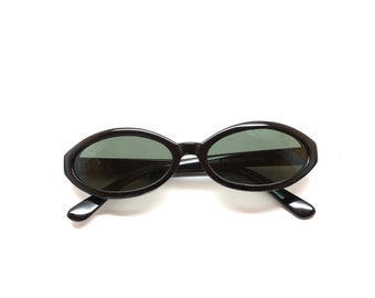 Dünne Ovale authentische 1990er Jahre Vintage Deadstock schmale Sonnenbrille mit schwarzem Rahmen