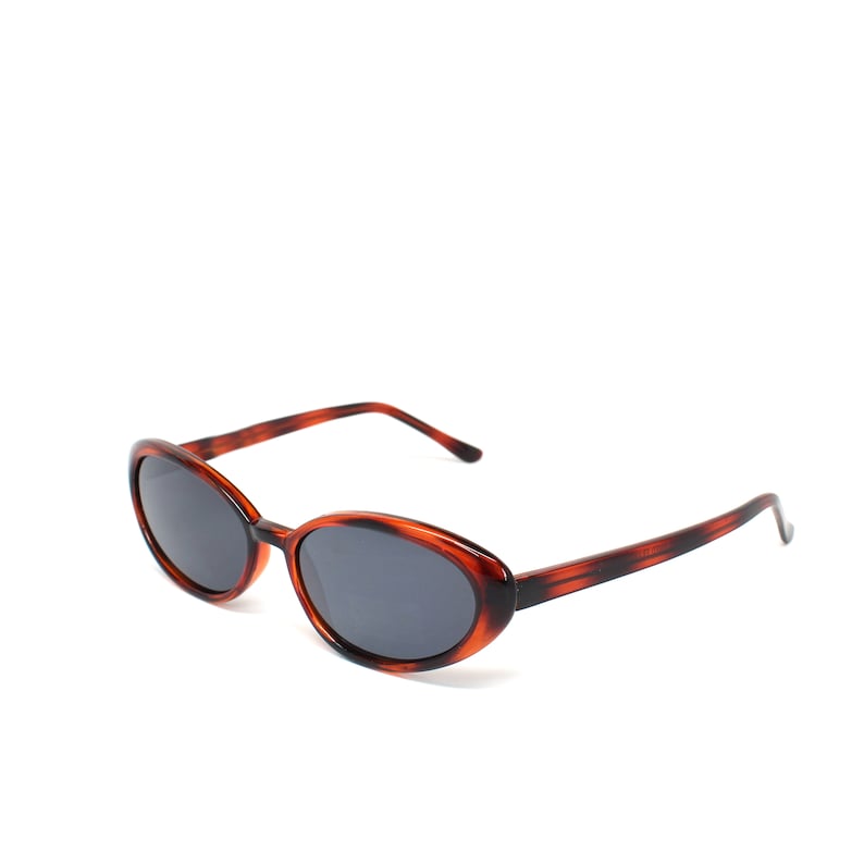 K&ouml;nnte beinhalten: Ovale Sonnenbrille in Schildpatt-Optik mit dunklen Gl&auml;sern.