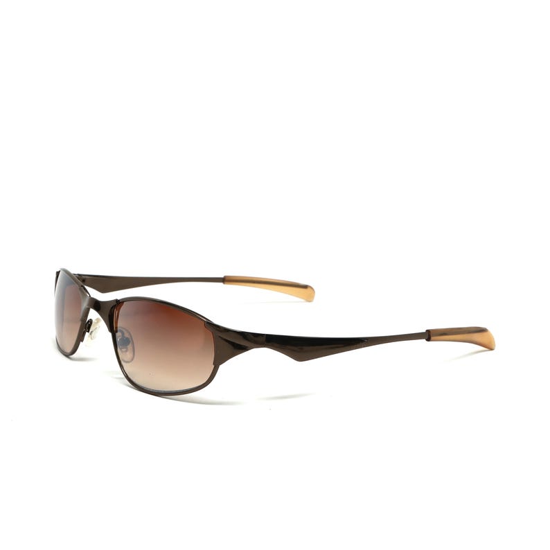K&ouml;nnte beinhalten: Braune Sonnenbrille mit Metallrahmen und braunen Verlaufsgl&auml;sern.