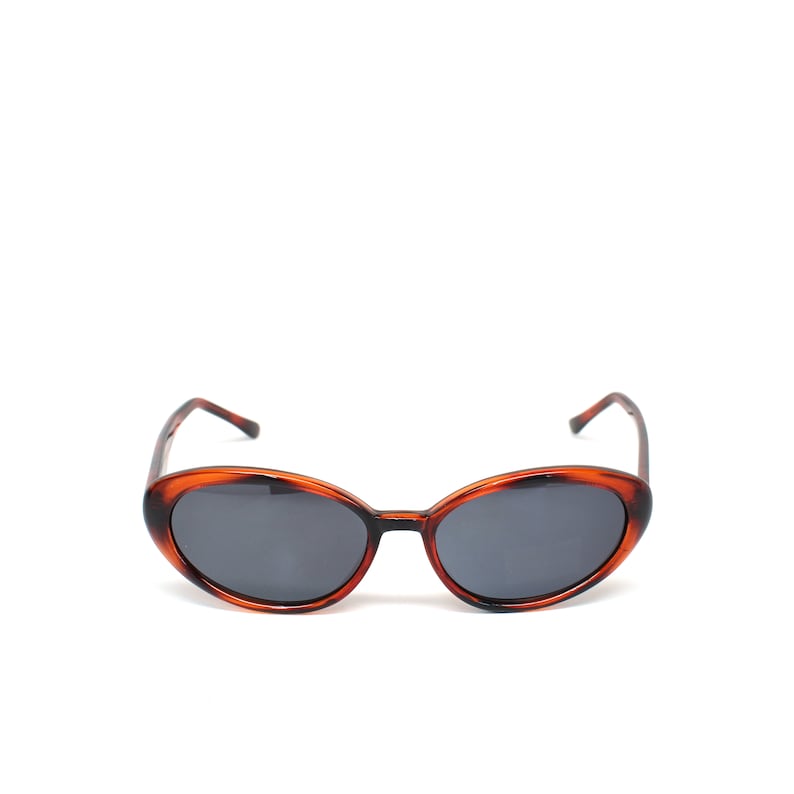 K&ouml;nnte beinhalten: Eine ovale Sonnenbrille mit braunem Schildpattgestell und dunkelgrauen Gl&auml;sern.