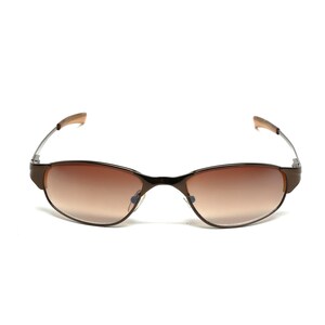 K&ouml;nnte beinhalten: Braune Sonnenbrille mit Metallrahmen und braunen Verlaufsgl&auml;sern.