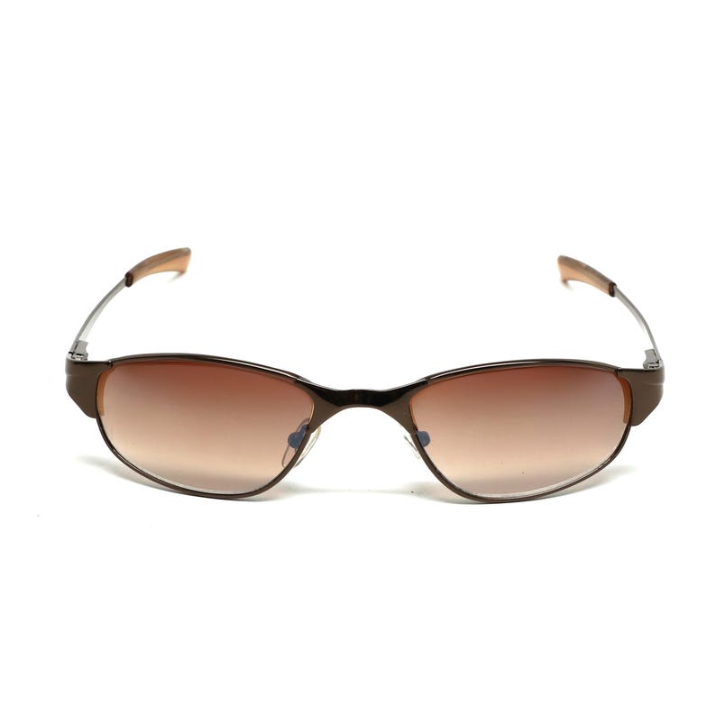 K&ouml;nnte beinhalten: Braune Sonnenbrille mit Metallrahmen und braunen Verlaufsgl&auml;sern.
