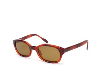 Puede incluir: Gafas de sol de carey marrón con lentes marrones. Las gafas tienen una forma ovalada clásica.