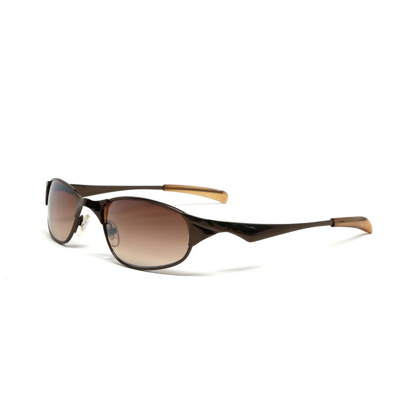K&ouml;nnte beinhalten: Braune Sonnenbrille mit Metallrahmen und braunen Verlaufsgl&auml;sern.