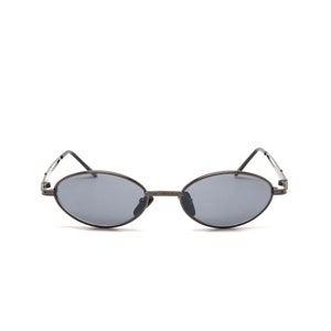 Occhiali da sole vintage Matrix Style degli anni &#39;90, con montatura ovale in filo grigio, in stock.