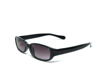 Könnte beinhalten: Schwarze Sonnenbrille aus Kunststoff mit dunkelgrauen Gläsern. Die Sonnenbrille hat eine rechteckige Form und einen dünnen Rahmen.