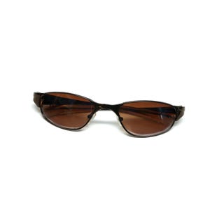 K&ouml;nnte beinhalten: Braune Sonnenbrille mit einem d&uuml;nnen Metallrahmen und braunen Gl&auml;sern. Die Sonnenbrille hat eine leicht gebogene Form.
