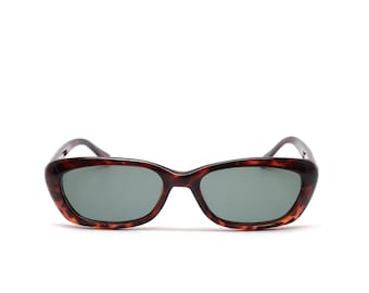 Può includere: Occhiali da sole tartaruga con lenti verde scuro. Gli occhiali hanno una forma ovale classica.
