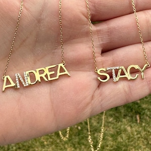 スターリングシルバー 14K ゴールドメッキ ステイシーブロック ネームプレートネックレス | ネームネックレス | パーソナライズされたネームジュエリー | カスタムネームパヴェネックレス