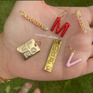 Charm de amor. Charm de agradecimiento. Charm de bendición. Charm de esmalte. Charm de inicial/letra de esmalte. Charm de nombre gótico. Plata de ley bañada en oro.
