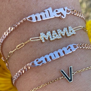 Personalisiertes Armband mit Namen an einer kubanischen Gliederkette. Personalisiertes Namensarmband an einer dünnen Kette. Vergoldetes Sterling Silber Armband mit Namensschild.
