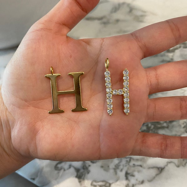 CZ Amuletos de letras. Amuletos de letras sólidas. Amuletos de letras jumbo. 18k Gold llenó CZ Initial Charms.