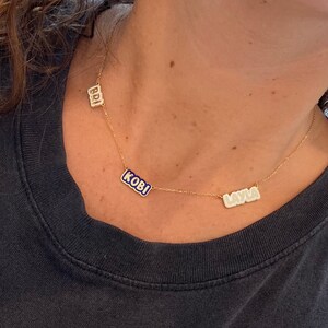 Collar de mamá con forma de margarita y forma de burbuja esmaltada con 1, 2, 3, 4, 5 y 6 nombres. Collar para mamá. Collar para madre. Collar con nombres. Collar con forma de burbuja para mamá.
