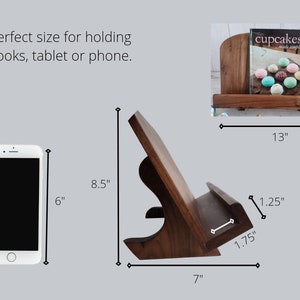 Puede incluir: Un soporte de libros de madera con un acabado marr&oacute;n. El soporte tiene 8,5 pulgadas de alto, 7 pulgadas de ancho y 1,75 pulgadas de profundidad. Tiene un peque&ntilde;o estante en la parte delantera que tiene 1,25 pulgadas de profundidad. El soporte es perfecto para sostener libros, tabletas o tel&eacute;fonos.