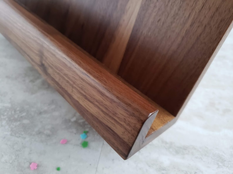 Puede incluir: Una estanter&iacute;a de pared de madera con un solo estante, hecha de madera marr&oacute;n oscura con un acabado de veta de madera natural.