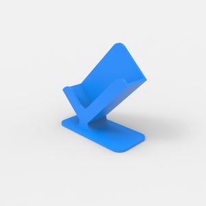 Op de afbeelding: Een blauwe telefoonstandaard van plastic in de vorm van een vinkje. De standaard is ontworpen om een telefoon rechtop te houden.
