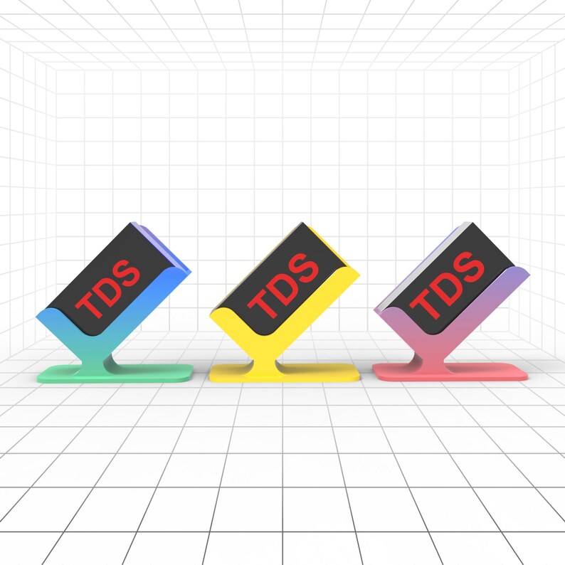 Op de afbeelding: Drie gekantelde standaards met het woord "TDS" in rode letters op een zwarte achtergrond. De standaards zijn blauw, geel en roze.