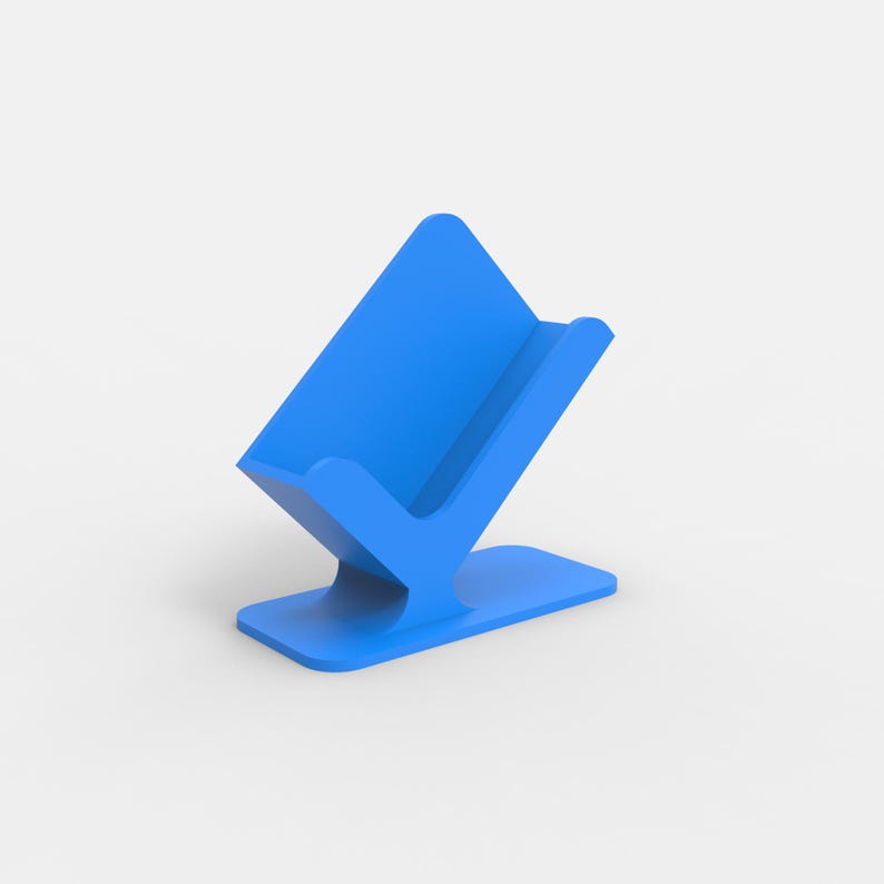 Op de afbeelding: Een blauwe telefoonstandaard van plastic met een gebogen basis en een verhoogde achterkant om een telefoon rechtop te houden.