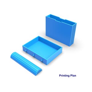 Puede incluir: Un juego de cajas de almacenamiento azules impresas en 3D, que incluye una bandeja rectangular con tres peque&ntilde;os pomos, un contenedor alto con ranuras y un semicilindro. El texto "Printing Plan" es visible.