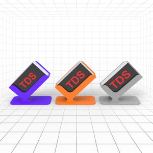 Op de afbeelding: Drie verschillende gekleurde standaards met het woord "TDS" erop gedrukt. De standaards zijn paars, oranje en grijs.