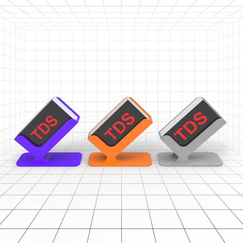Op de afbeelding: Drie verschillende gekleurde standaards met het woord "TDS" erop gedrukt. De standaards zijn paars, oranje en grijs.