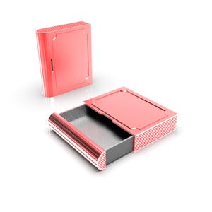 Puede incluir: Un par de cajas de color coral, una cerrada y vertical, la otra abierta con el caj&oacute;n extendido. Las cajas tienen forma rectangular con un borde decorativo y un borde acanalado. El interior de la caja abierta es gris.