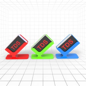 Op de afbeelding: Drie standaards met het woord "TDS" in rode letters op een zwarte achtergrond. De standaards zijn rood, groen en blauw.