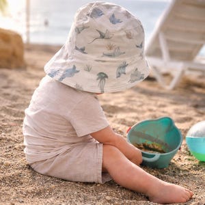 Baby Sonnenhut Jungen & Mädchen – leichter Sommerhut aus Musselin – Kinder Hut mit Krempe - Sonnenhut auf Jersey - Sonnenhut mit UV Schutz bild 10
