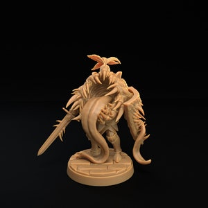 Op de afbeelding: Een miniatuurfiguur van een ridder in harnas, met een zwaard en een lange, stekelige staart. De ridder is bedekt met een bruin, stekelig materiaal, en de staart is om het lichaam van de ridder gewikkeld.