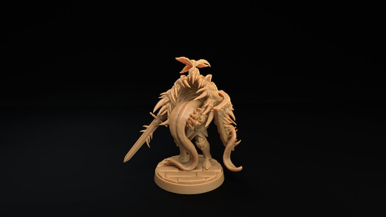 Op de afbeelding: Een miniatuurfiguur van een ridder in harnas, met een zwaard en een lange, stekelige staart. De ridder is bedekt met een bruin, stekelig materiaal, en de staart is om het lichaam van de ridder gewikkeld.
