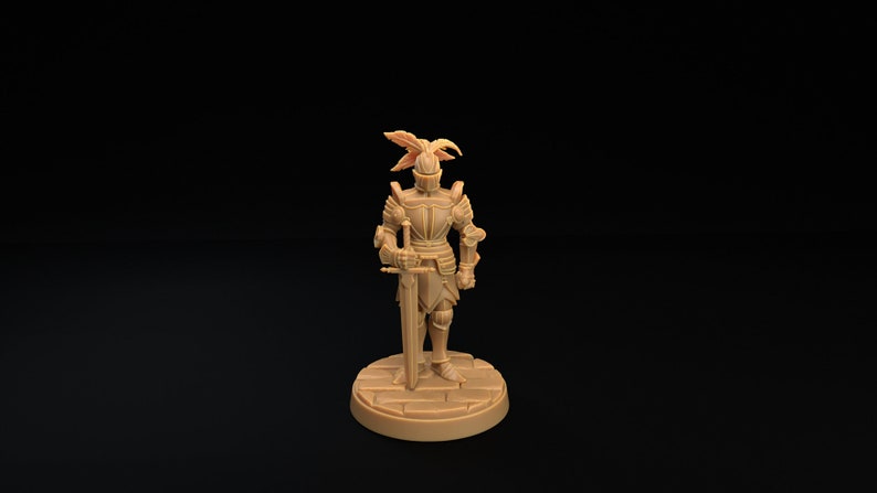 Op de afbeelding: Een miniatuurfiguur van een ridder in volledige bepantsering, die een zwaard vasthoudt. De ridder heeft een gevederde helm met hoorns en staat op een ronde basis.