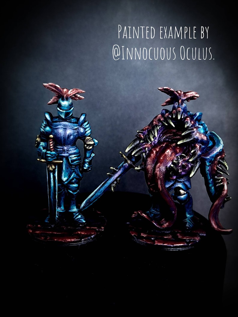 Op de afbeelding: Twee geschilderde miniatuurfiguren, de ene een blauwe ridder met een zwaard en de andere een monsterlijk wezen met tentakels en een zwaard. De figuren staan op ronde bases met een rood-zwart kleurenschema. "Painted Example by @INNOCUOUS_OCULUS." staat in witte tekst bovenaan de afbeelding.