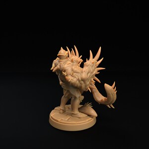 Op de afbeelding: Een miniatuurfiguur van een humano&iuml;de figuur met een stekelige, vlezige aanhangsel dat uit zijn rug groeit. De figuur draagt ​​een harnas en staat in een verdedigende houding.
