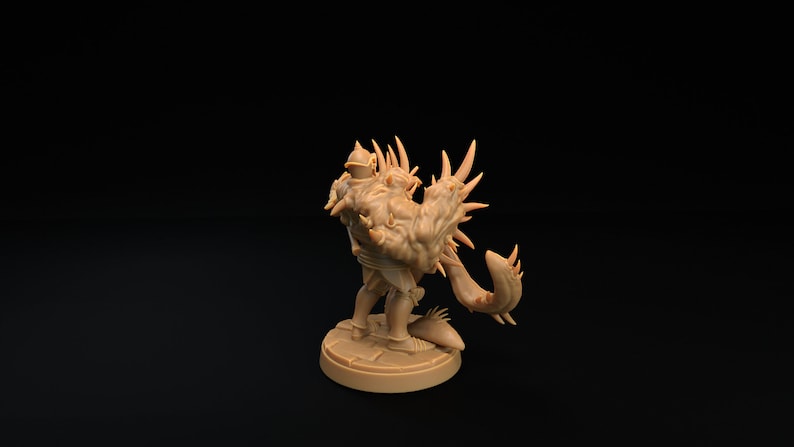 Op de afbeelding: Een miniatuurfiguur van een humano&iuml;de figuur met een stekelige, vlezige aanhangsel dat uit zijn rug groeit. De figuur draagt ​​een harnas en staat in een verdedigende houding.