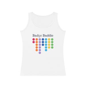 Débardeur Cruise | Badge Baddie - Chemise à pois arc-en-ciel de Zazzle.be Liste d'envies Vous avez des idées ? Débardeur ajusté pour femmes | Tenue de croisière pour les journées au port et ambiance au bord de la piscine