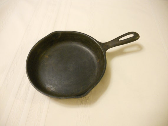 Vintage 10 1/4 Inch Cast Iron Skillet Unmarked Dual Pour Spouts Flat Bottom