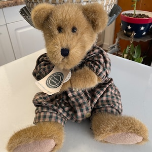 Boyd&#39;s Bears 14-inch Brown Hunter Bearsdale with Greenspan Hang Tags Archive Collection Boyd&#39;s Wear 1-piece Plaid Outfit 1999