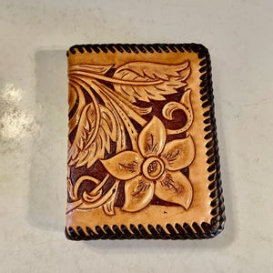 Cartera plegable de cuero repujado con ranuras para dinero y tarjetas