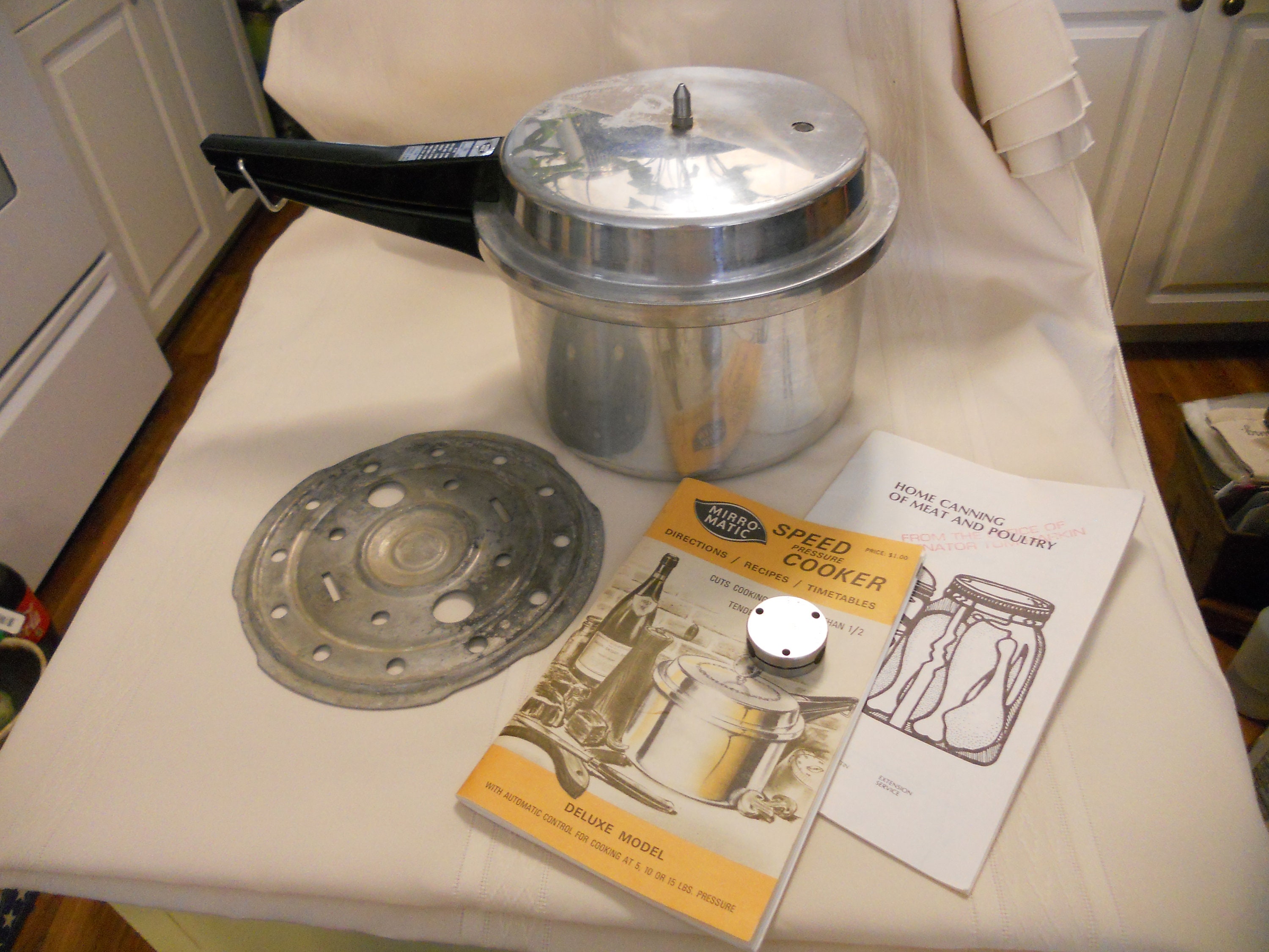 Vintage Mirro Matic 4 Qt Aluminum Pressure Cooker M-0294 With