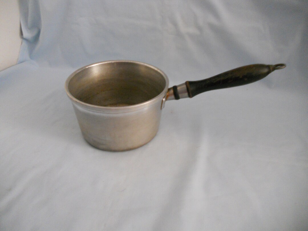アメリカンアンティーク　everwear アルミニウム　鍋　シャビー Vintage WEAR-EVER 701-1/2 Aluminum USA Sauce Pan with Wood Handle