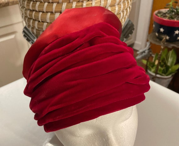 Vintage Ladies Red Velvet Satin Turbine Style Hat… - image 1
