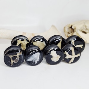 Goth Plugs and Bones, ear plugs, resin plugs, bones earrings, ear expander, stretch, plugs and tunnels, gothic jewelry, dark, black