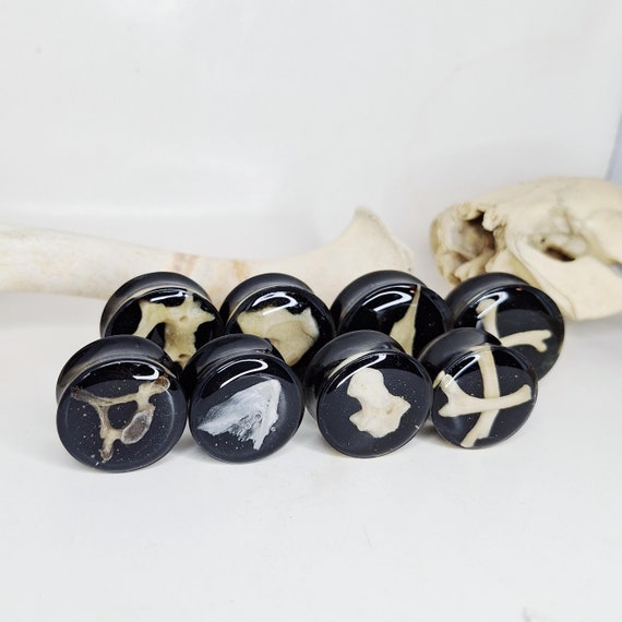 Goth Plugs and Bones, ear plugs, resin plugs, bones earrings, écarteur d'oreille, stretch, plugs and tunnels, gothic jewelry, dark, black